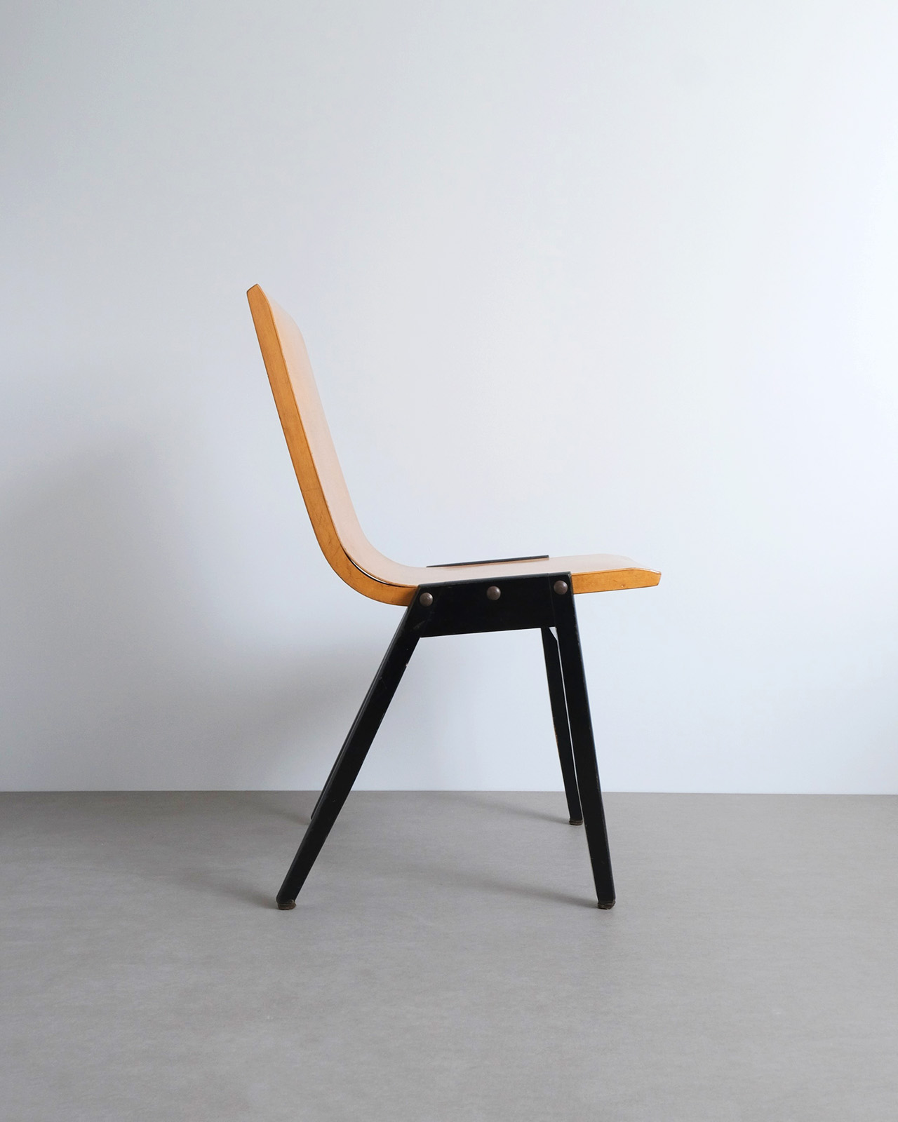 “860” Stacking Chair